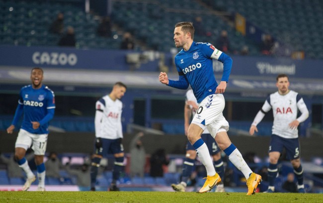 后卫卡卢卢 后卫卡卢卢